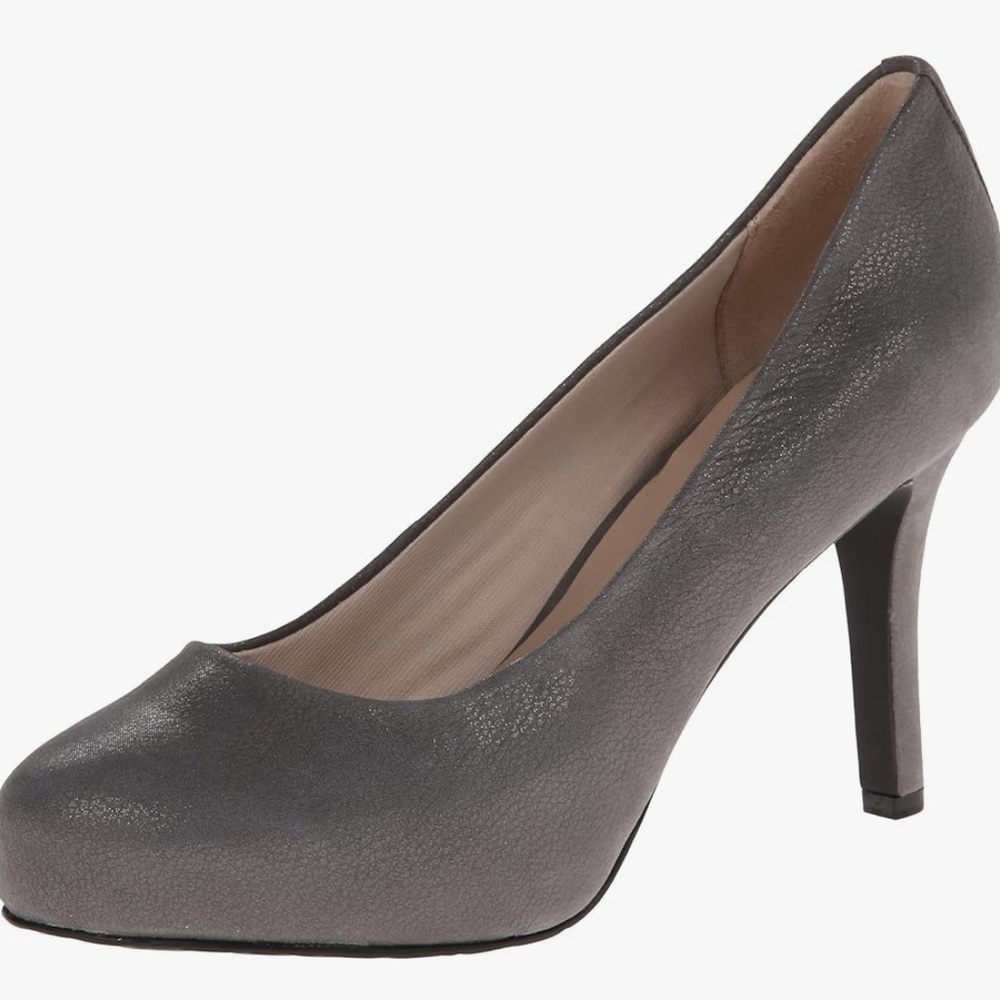 Rockport Women’s Seven to 7 high plain dress pump. Gunmetal suede Size 7.5m